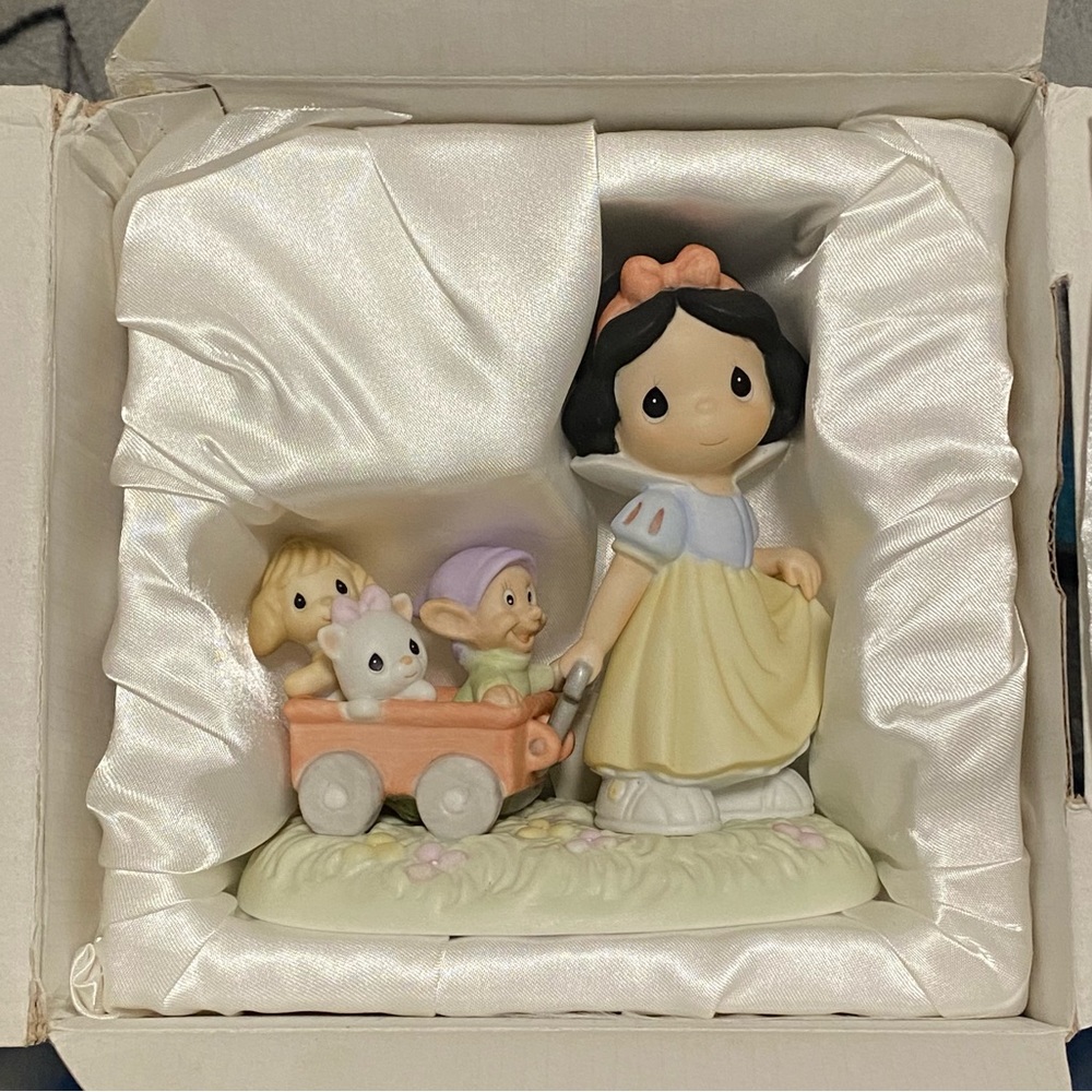 Precious Moments Disney Showcase Snow White “Heigh Ho It's Off to Play We Go”